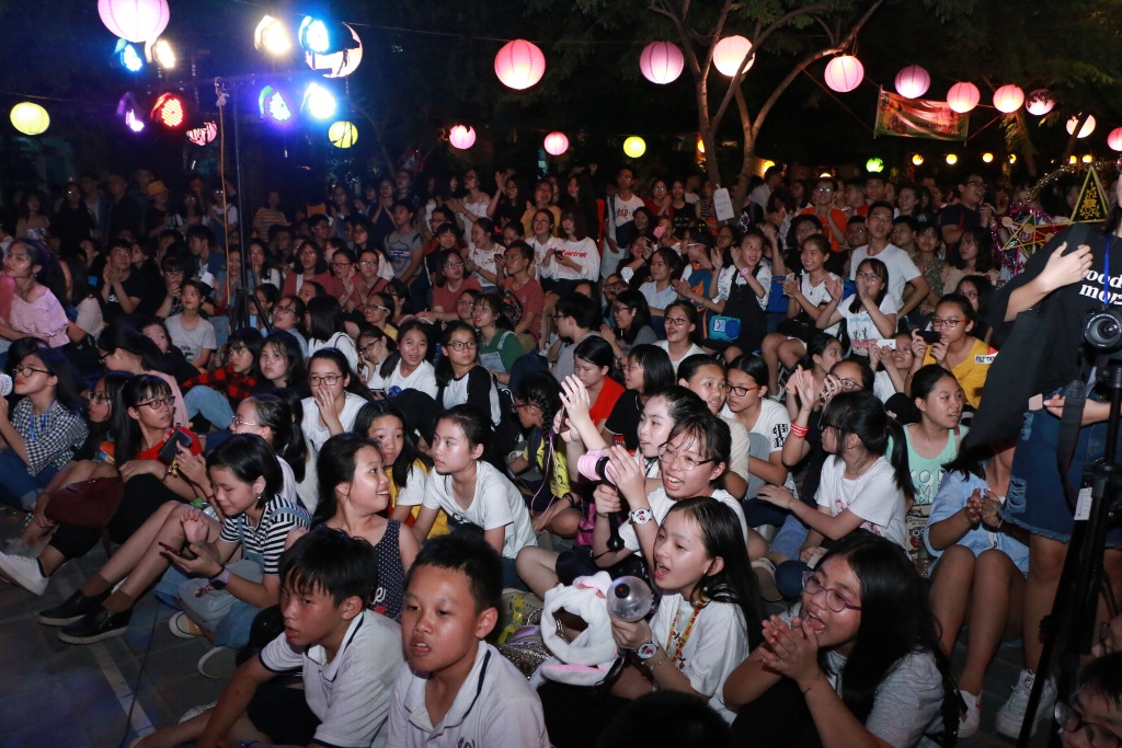 hoc tro truong luong tu lam va ban banh trung thu de gop vao quy vi tre em vung cao