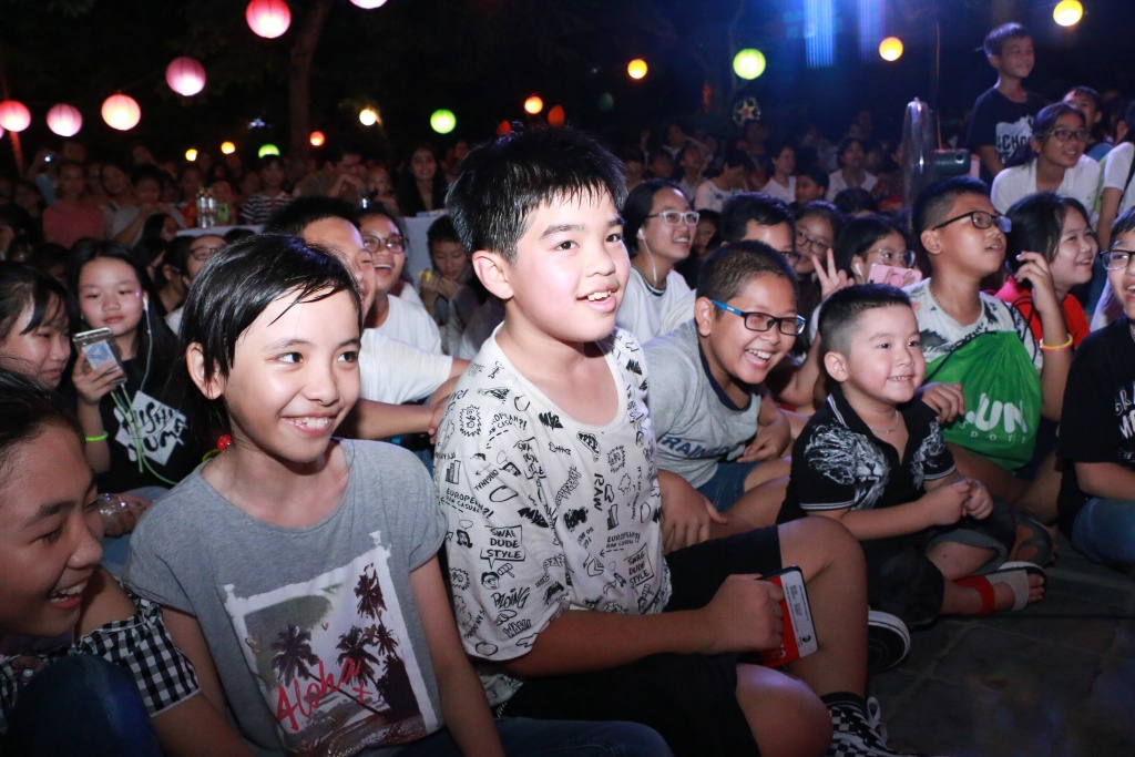 hoc tro truong luong tu lam va ban banh trung thu de gop vao quy vi tre em vung cao