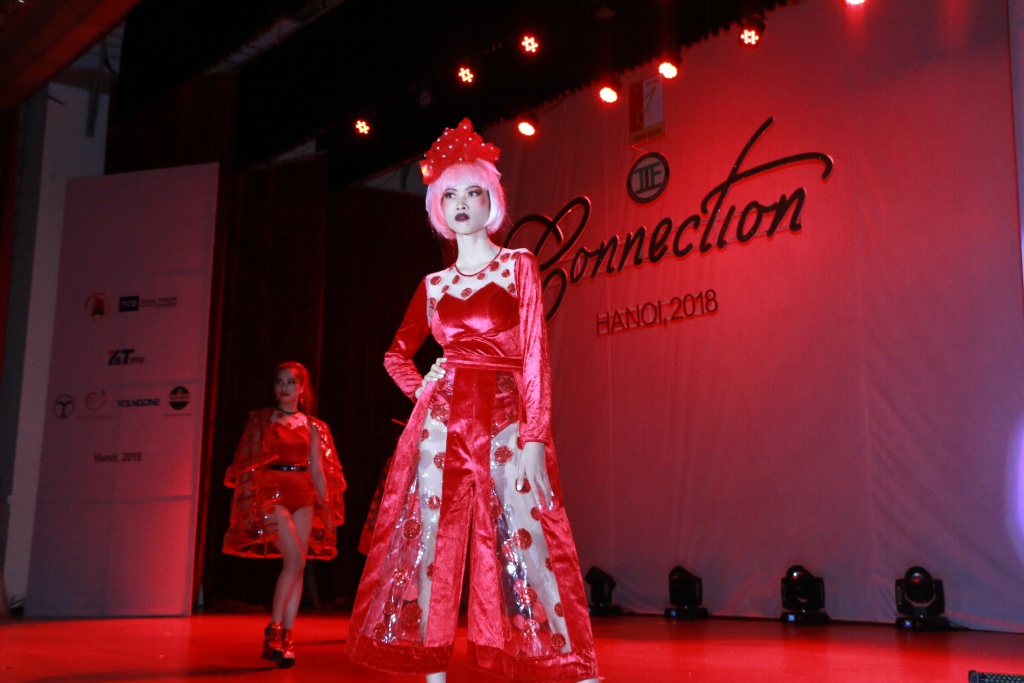 man nhan ngam bo suu tap thoi trang doc dao cua sinh vien bach khoa