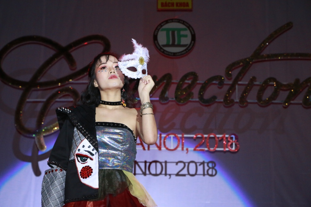 man nhan ngam bo suu tap thoi trang doc dao cua sinh vien bach khoa