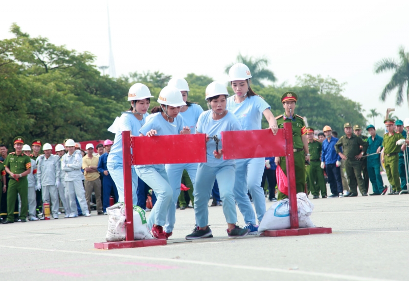 Xem các chiến sĩ cảnh sát Thủ đô tranh tài chữa cháy và cứu nạn, cứu hộ nhung hinh anh an tuong tai hoi thao nghiep vu chua chay va cuu nan cuu ho nam 2016