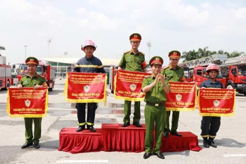 Xem các chiến sĩ cảnh sát Thủ đô tranh tài chữa cháy và cứu nạn, cứu hộ nhung hinh anh an tuong tai hoi thao nghiep vu chua chay va cuu nan cuu ho nam 2016