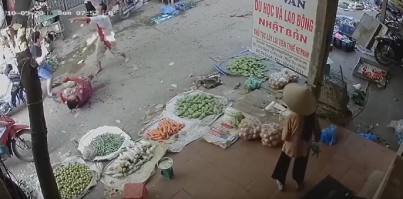 ha noi cam dao chem nhau giua cho khien 1 nguoi tu vong