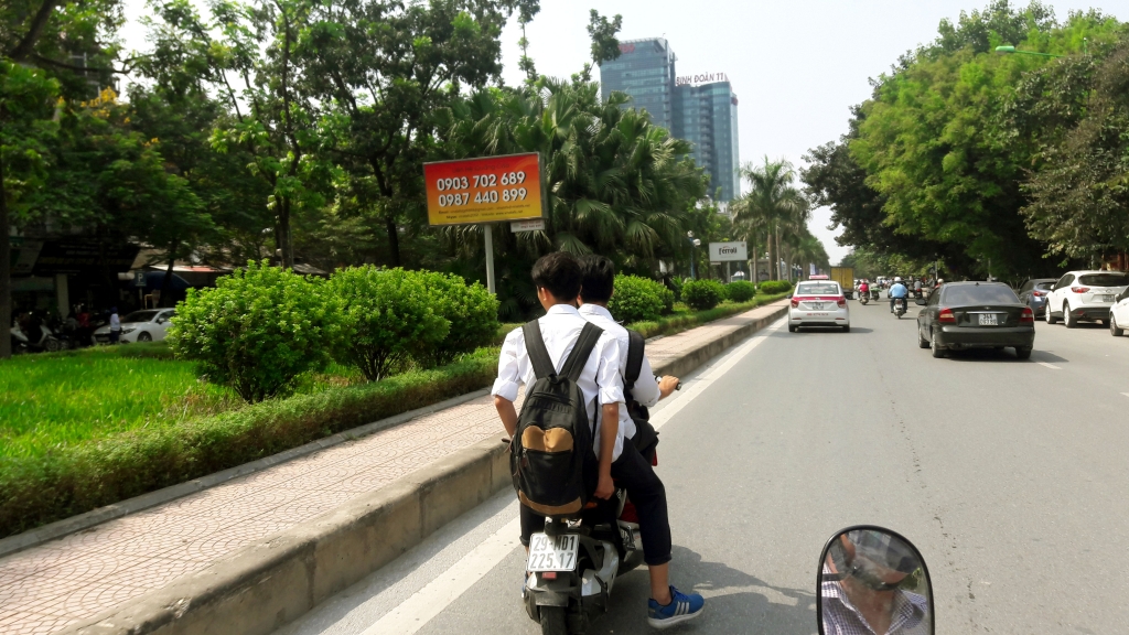 de hoc sinh dau tran lai xe dap dien trach nhiem thuoc ve ai