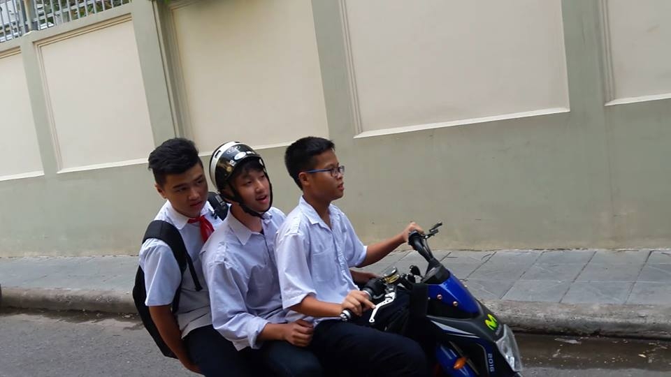 de hoc sinh dau tran lai xe dap dien trach nhiem thuoc ve ai