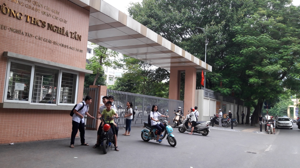 de hoc sinh dau tran lai xe dap dien trach nhiem thuoc ve ai