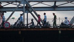 Hà Nội: CSGT kịp thời cứu một cô gái định nhảy cầu Long Biên