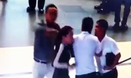nguoi hung giai cuu nu nhan vien hang khong hanh vi chap nhan duoc