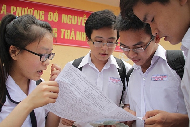 cam nam nu ngoi canh nhau hoc sinh noi co hieu truong bao khong