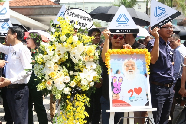 Hàng ngàn người rơi lệ tiễn đưa Nhà giáo Văn Như Cương hang ngan nguoi roi le tien dua nha giao van nhu cuong