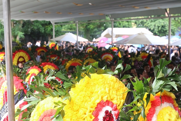 hang ngan nguoi roi le tien dua nha giao van nhu cuong