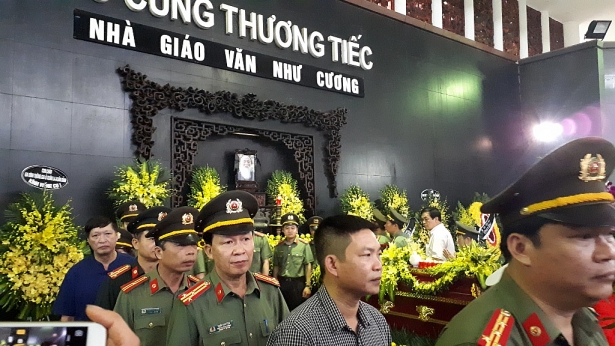 hang ngan nguoi roi le tien dua nha giao van nhu cuong