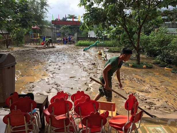 Cơn lũ đã qua nhưng lạnh về rồi, học sinh vùng lũ cần lắm áo ấm, chăn màn... con lu da qua nhung lanh ve roi hoc sinh vung lu can lam ao am chan man