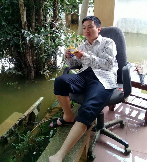 giao vien huyen chuong my tong ve sinh truong lop sau mua lu
