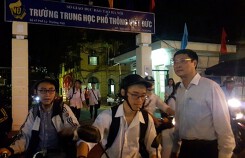 Bất kể nắng mưa sớm tối, thầy Hiệu trưởng vẫn đứng chào đón học sinh ở cổng trường