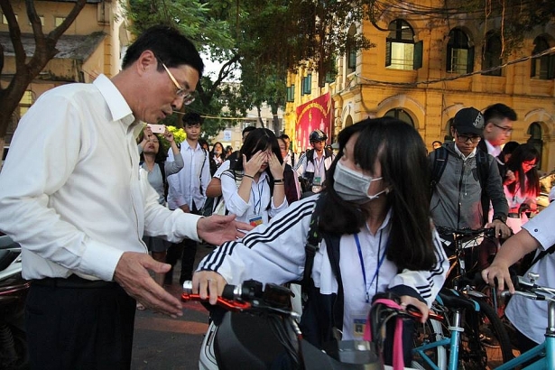 hieu truong chao don hoc sinh neu lan toa duoc tinh than do ra ca tap the se tot hon