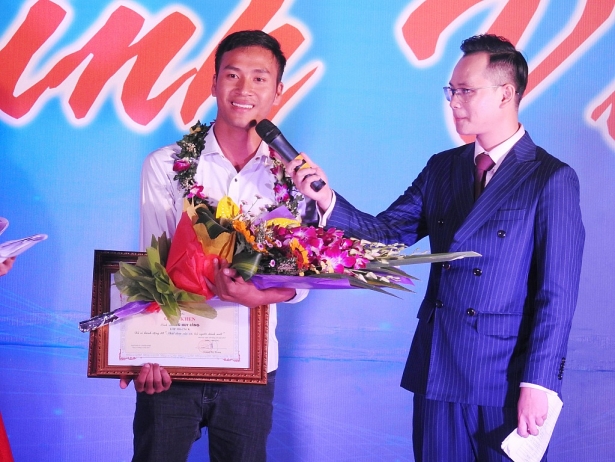 ha anh duong hoang yen quay tung bung cung tan sinh vien dh dien luc