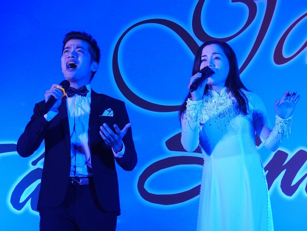 ha anh duong hoang yen quay tung bung cung tan sinh vien dh dien luc