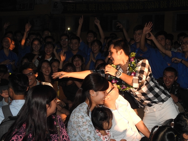 ha anh duong hoang yen quay tung bung cung tan sinh vien dh dien luc