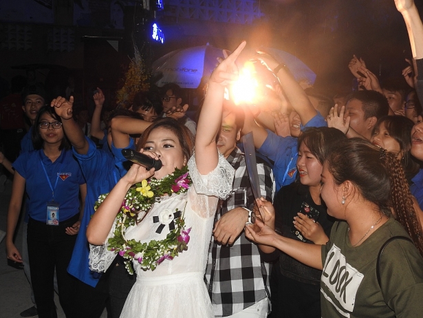 ha anh duong hoang yen quay tung bung cung tan sinh vien dh dien luc