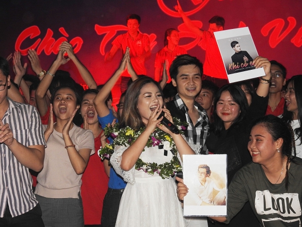 ha anh duong hoang yen quay tung bung cung tan sinh vien dh dien luc