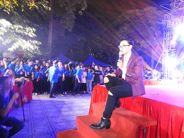 dem gala that bat ngo chao tan sv dai hoc kien truc cung truc nhan va hoang dung
