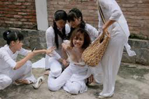 bao luc hoc duong trach nhiem dau tien thuoc ve ai