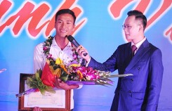 Bố mẹ nam sinh trả lại 320 triệu cho người bỏ quên: 'Ở quê cầm vài triệu đã là to lắm rồi'