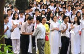 Học sinh, giáo viên khóc nức nở chia tay thầy hiệu trưởng