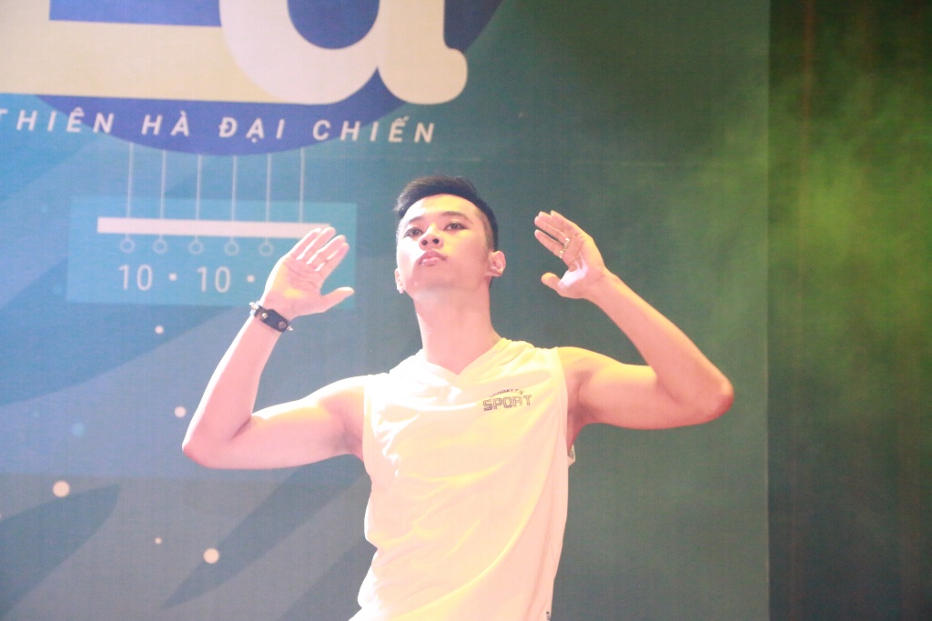 a quan the voice 2015 hat cung tan sinh vien dh kinh te trong gala thien ha dai chien