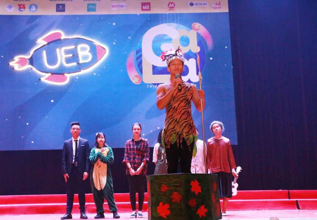 Á quân The Voice hát cùng tân sinh viên ĐH Kinh tế trong Gala 'Thiên hà đại chiến' a quan the voice 2015 hat cung tan sinh vien dh kinh te trong gala thien ha dai chien