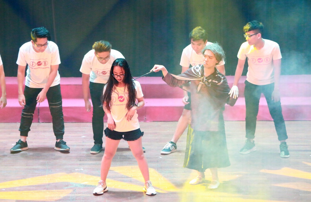 Á quân The Voice hát cùng tân sinh viên ĐH Kinh tế trong Gala 'Thiên hà đại chiến' a quan the voice 2015 hat cung tan sinh vien dh kinh te trong gala thien ha dai chien