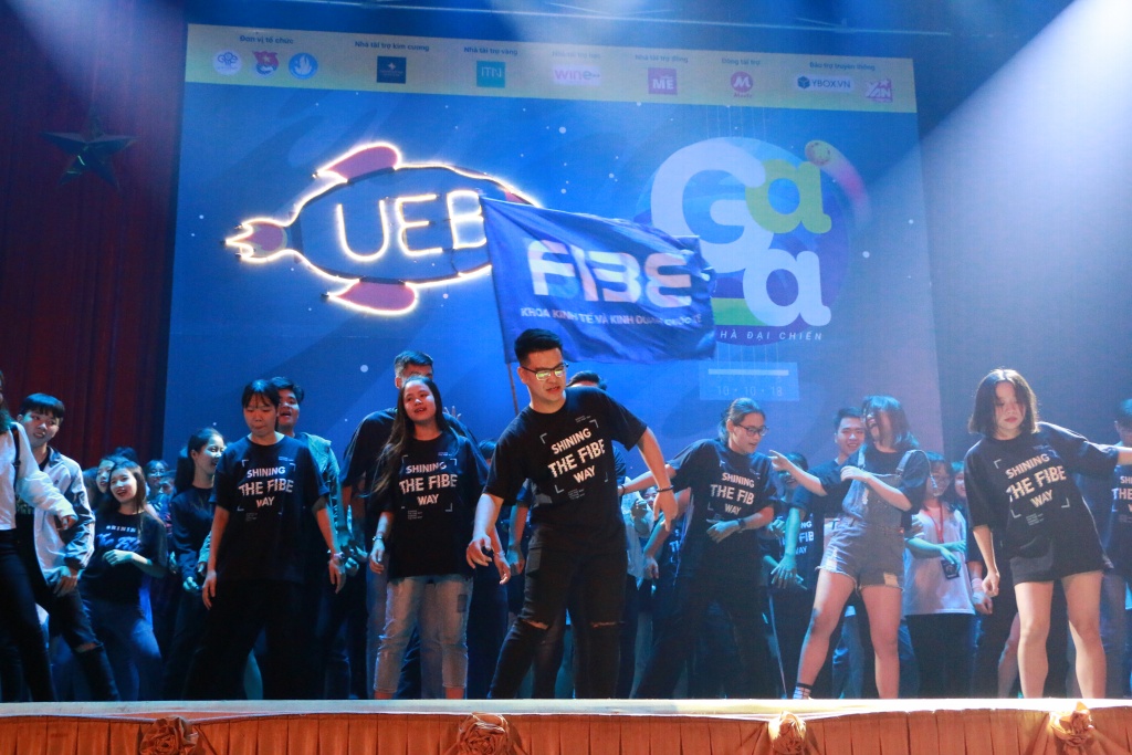 Á quân The Voice hát cùng tân sinh viên ĐH Kinh tế trong Gala 'Thiên hà đại chiến' a quan the voice 2015 hat cung tan sinh vien dh kinh te trong gala thien ha dai chien