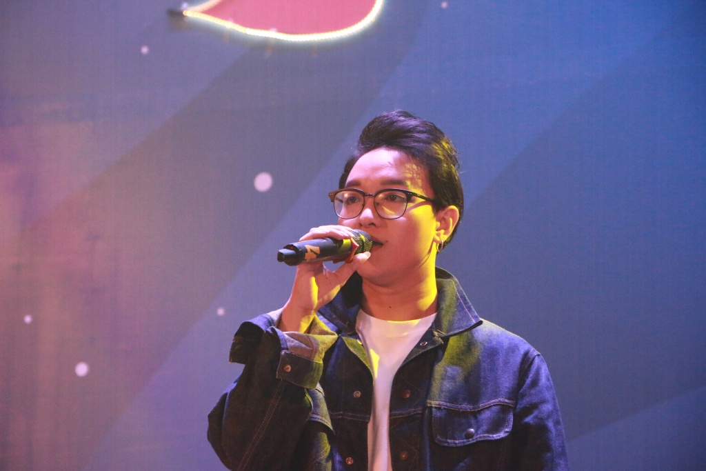 a quan the voice 2015 hat cung tan sinh vien dh kinh te trong gala thien ha dai chien
