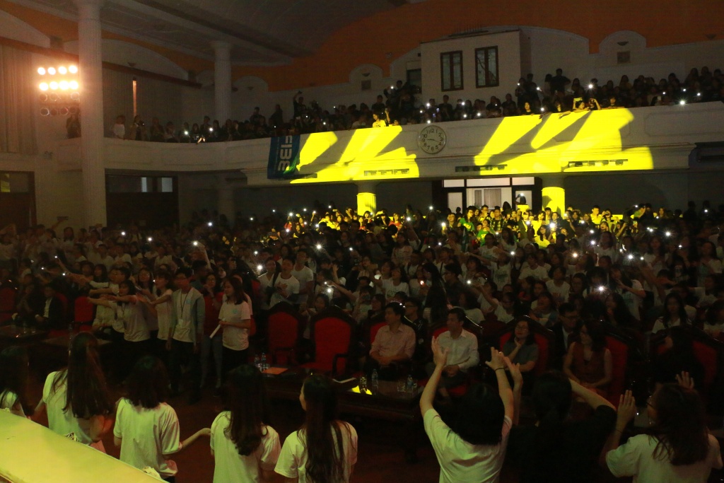 Á quân The Voice hát cùng tân sinh viên ĐH Kinh tế trong Gala 'Thiên hà đại chiến' a quan the voice 2015 hat cung tan sinh vien dh kinh te trong gala thien ha dai chien