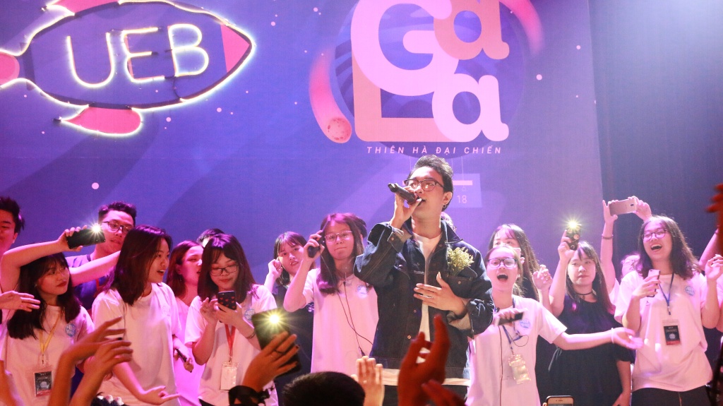 Á quân The Voice hát cùng tân sinh viên ĐH Kinh tế trong Gala 'Thiên hà đại chiến' a quan the voice 2015 hat cung tan sinh vien dh kinh te trong gala thien ha dai chien