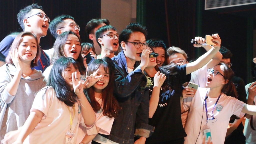 Á quân The Voice hát cùng tân sinh viên ĐH Kinh tế trong Gala 'Thiên hà đại chiến' a quan the voice 2015 hat cung tan sinh vien dh kinh te trong gala thien ha dai chien