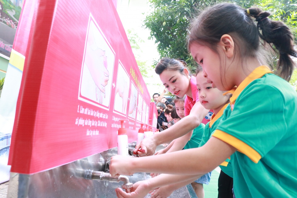 Cần làm gì để phòng chống dịch bệnh tay chân miệng khi trẻ ở trường? can lam gi de phong chong dich benh tay chan mieng khi tre o truong