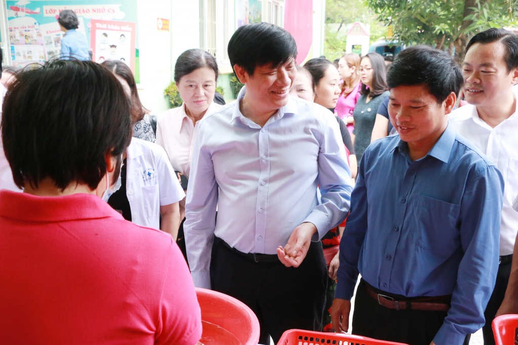 Cần làm gì để phòng chống dịch bệnh tay chân miệng khi trẻ ở trường? can lam gi de phong chong dich benh tay chan mieng khi tre o truong