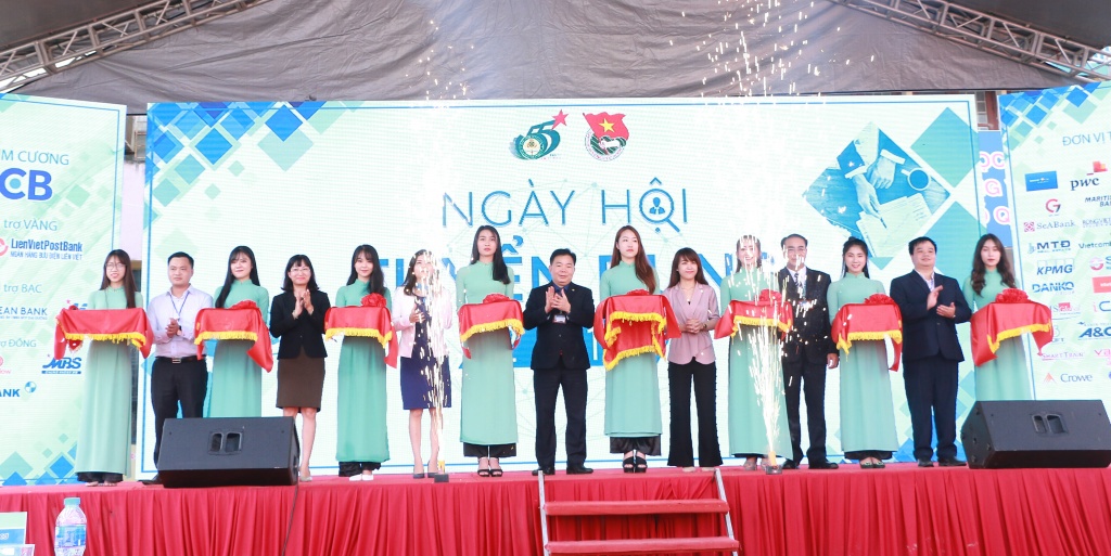 hang nghin sinh vien hv tai chinh tham gia phong van truc tiep tai ngay hoi tuyen dung 2018
