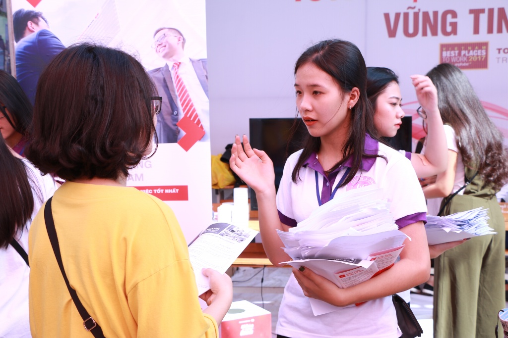 hang nghin sinh vien hv tai chinh tham gia phong van truc tiep tai ngay hoi tuyen dung 2018