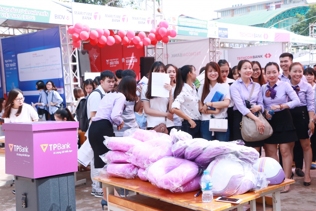 hang nghin sinh vien hv tai chinh tham gia phong van truc tiep tai ngay hoi tuyen dung 2018