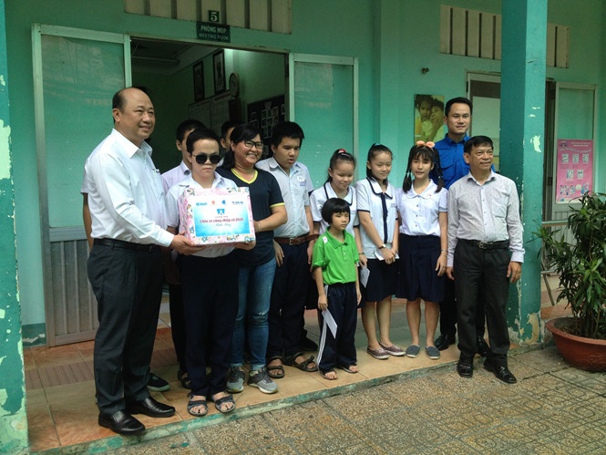 tri an nhung thay co het long vi tre khuyet tat