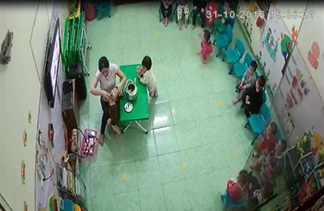 cham dut hop dong giao vien vat ngua dau tre de do sua da vao nguoi khi tre dang ngu