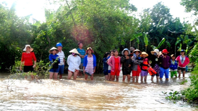 hang tram nguoi that long ngong tin nu sinh mat tich khi vuot lu den truong