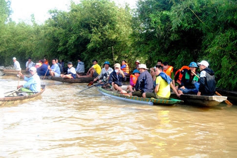 hang tram nguoi that long ngong tin nu sinh mat tich khi vuot lu den truong