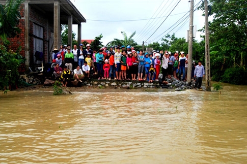 hang tram nguoi that long ngong tin nu sinh mat tich khi vuot lu den truong