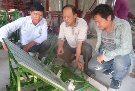anh nong dan thai binh che tao may cay lua khong dong co
