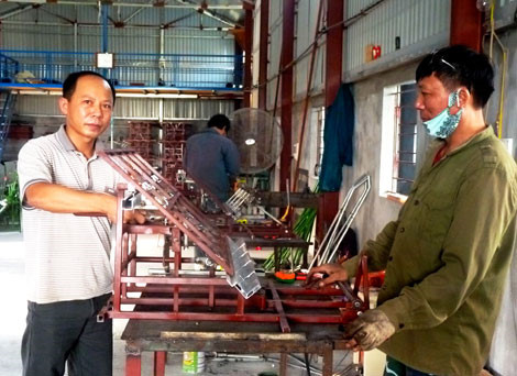 anh nong dan thai binh che tao may cay lua khong dong co