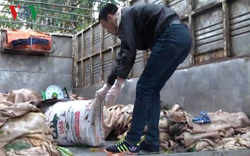 bat xe tai van chuyen hon 3 tan mo da trau bo boc mui hoi thoi